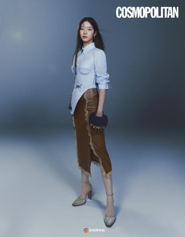 中村一叶与洪恩采为某杂志最新一期拍摄封面写真，时尚感与气质相得益彰