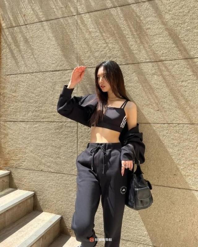 ITZY成员Yuna近日在SNS留言并发布一组近照，展示其毫无赘肉完美身材