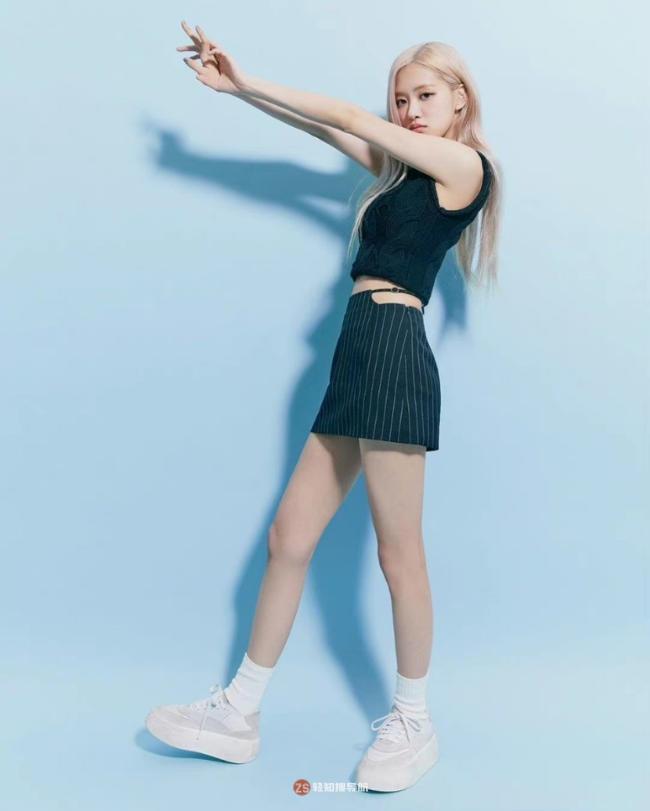 ROSÉ近日为代言品牌拍摄了最新宣传照，姣好身材轻松驾驭各种休闲装扮