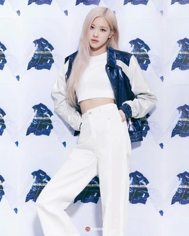 ROSÉ近日为代言品牌拍摄了最新宣传照，姣好身材轻松驾驭各种休闲装扮