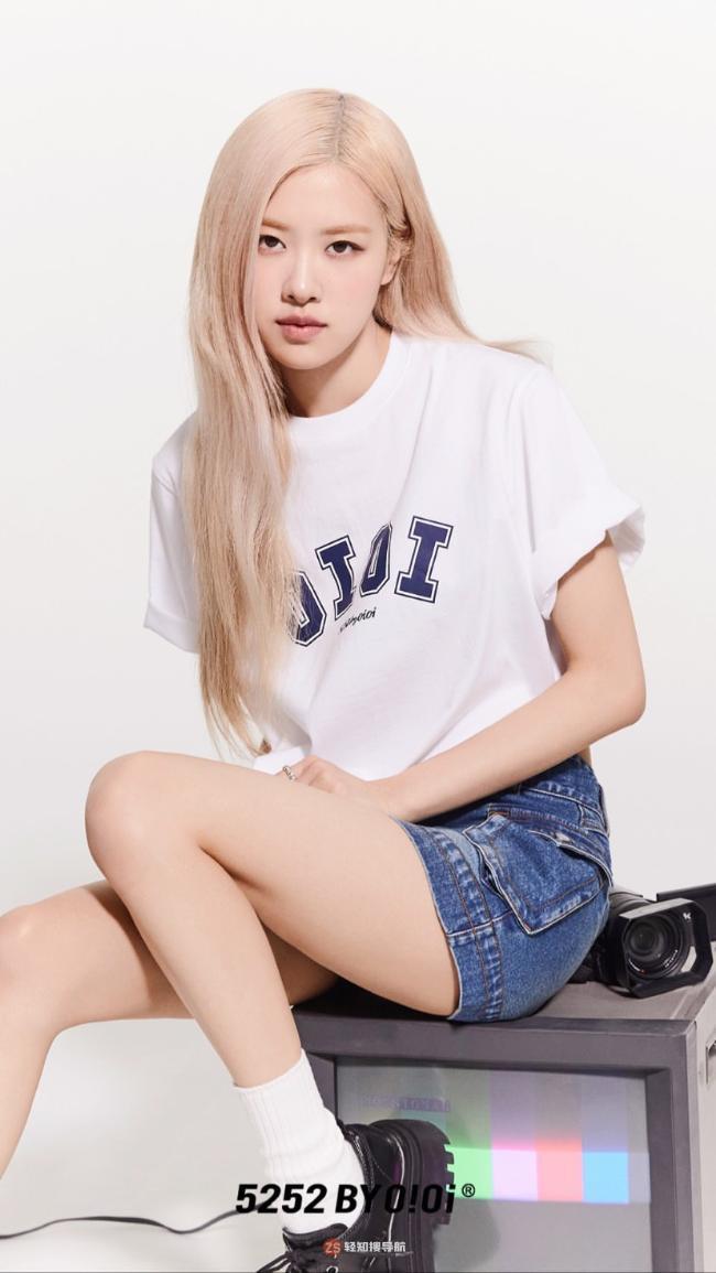 ROSÉ近日为代言品牌拍摄了最新宣传照，姣好身材轻松驾驭各种休闲装扮