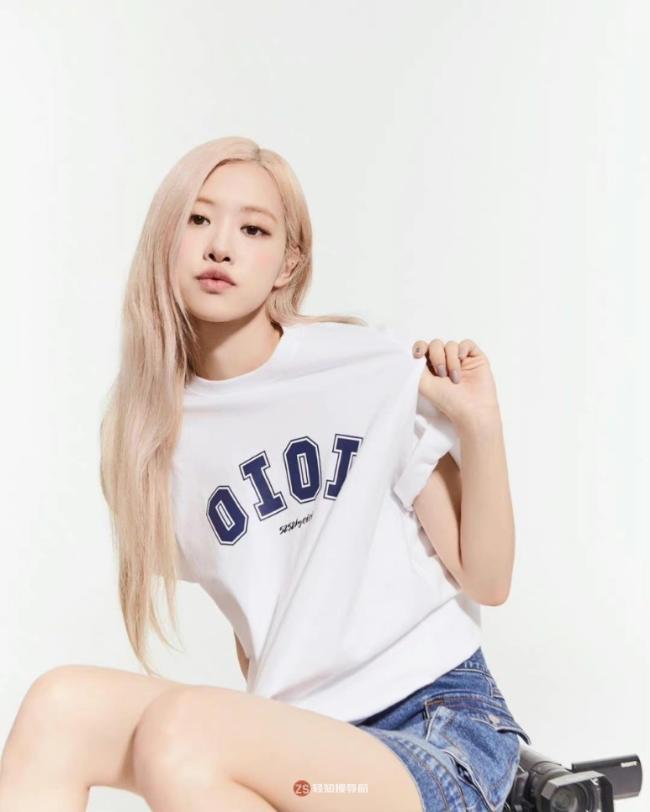 ROSÉ近日为代言品牌拍摄了最新宣传照，姣好身材轻松驾驭各种休闲装扮