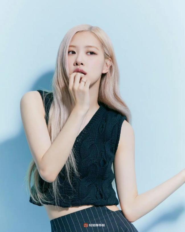 ROSÉ近日为代言品牌拍摄了最新宣传照，姣好身材轻松驾驭各种休闲装扮