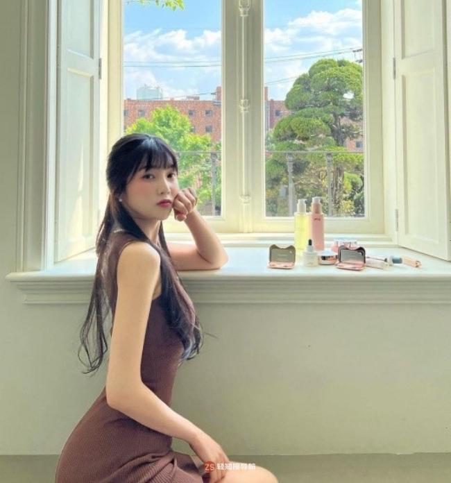 Joy近日发布拍摄化妆品广告现场照，区别以往清纯风格，尽显妩媚女人味