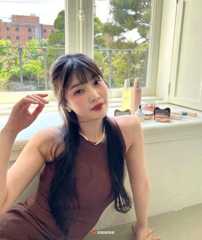 Joy近日发布拍摄化妆品广告现场照，区别以往清纯风格，尽显妩媚女人味