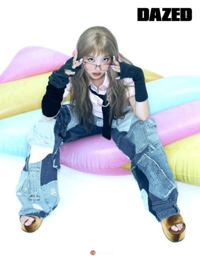 TWICE林娜琏为某杂志最新一期拍摄写真，展示丰富多彩魅力吸引粉丝目光