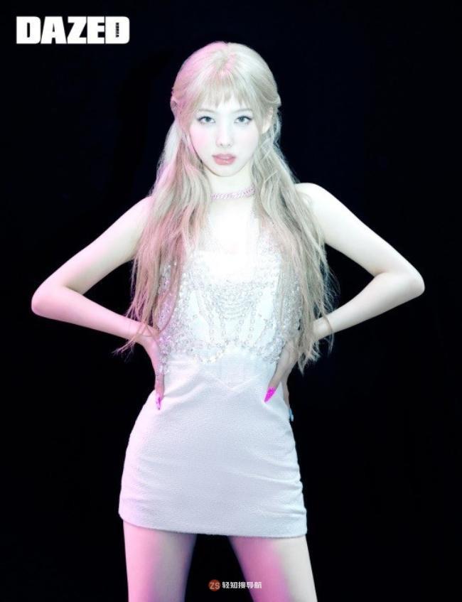 TWICE林娜琏为某杂志最新一期拍摄写真，展示丰富多彩魅力吸引粉丝目光