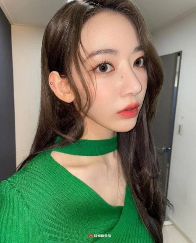 宫胁咲良近日在社交网站发布一组近照，凭借其出众美貌吸引广大粉丝目光