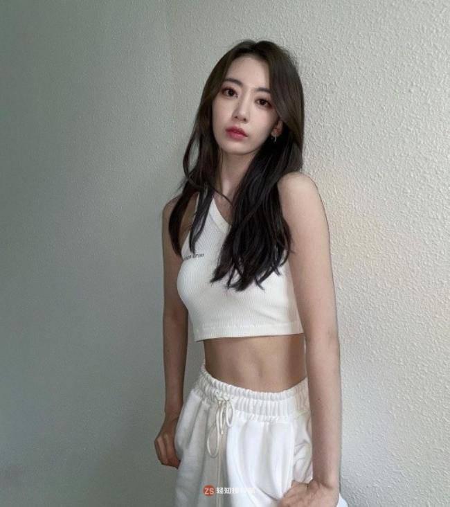 宫胁咲良近日在社交网站发布一组近照，凭借其出众美貌吸引广大粉丝目光