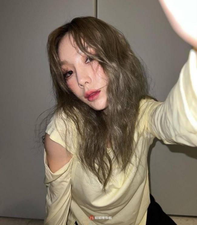 泰妍近日发布一组近照，展示其毫无瑕疵美貌与洁白无瑕肌肤吸引粉丝目光