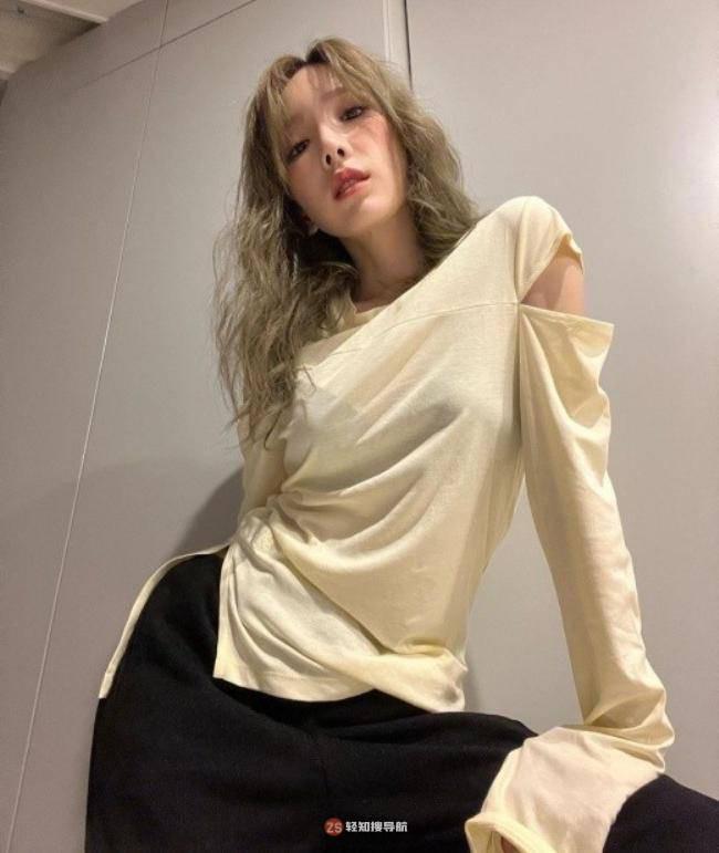 泰妍近日发布一组近照，展示其毫无瑕疵美貌与洁白无瑕肌肤吸引粉丝目光