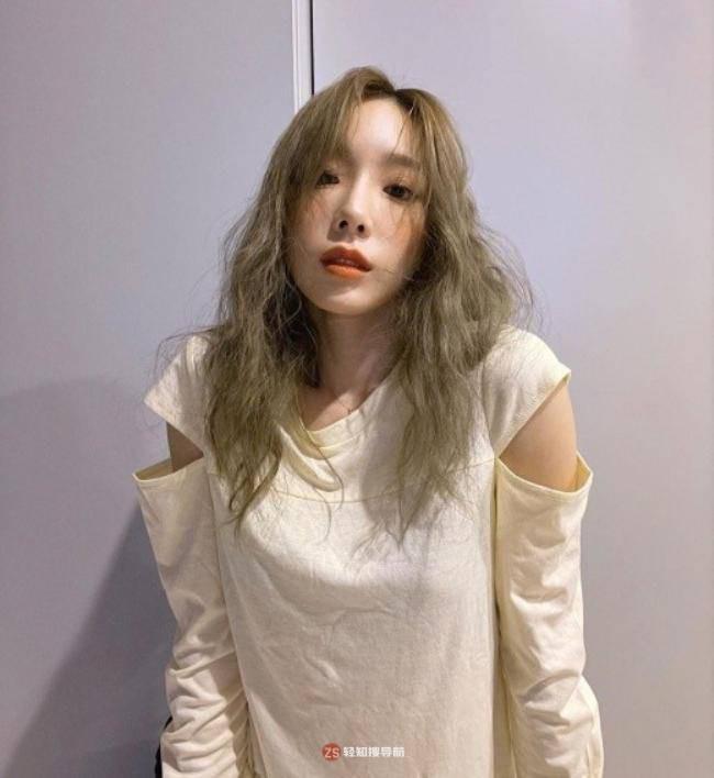 泰妍近日发布一组近照，展示其毫无瑕疵美貌与洁白无瑕肌肤吸引粉丝目光