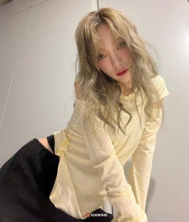 泰妍近日发布一组近照，展示其毫无瑕疵美貌与洁白无瑕肌肤吸引粉丝目光