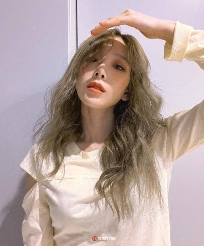 泰妍近日发布一组近照，展示其毫无瑕疵美貌与洁白无瑕肌肤吸引粉丝目光