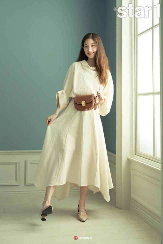郑采妍为某杂志最新一期拍摄时装写真照，时尚气质完美演绎代言产品风格