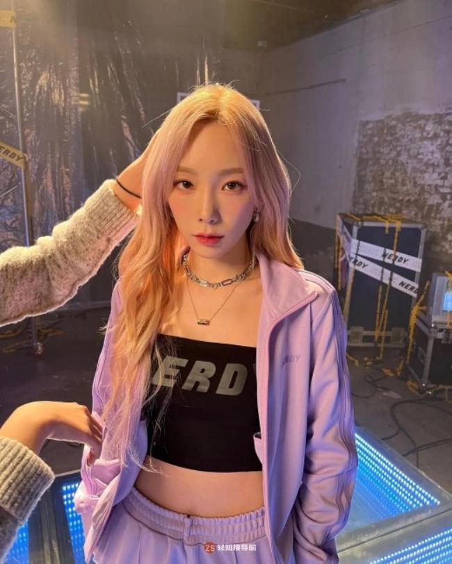 少女时代泰妍近日发布一组近照，依旧极具时尚感造型，吸引广大粉丝目光