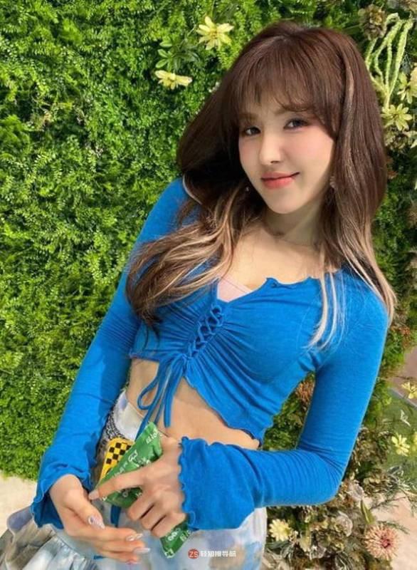 Red Velvet成员Wendy近日发布近照，展示出众美貌，吸引广大粉丝目光