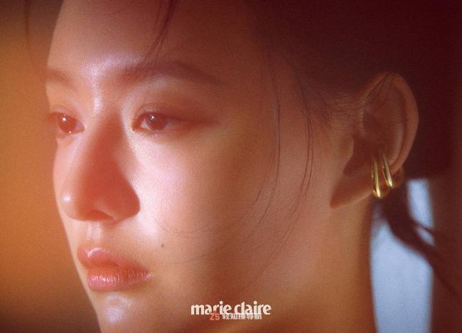 金智媛近日为某杂志最新一期拍摄一组写真，成熟感性风格透露些许可爱感