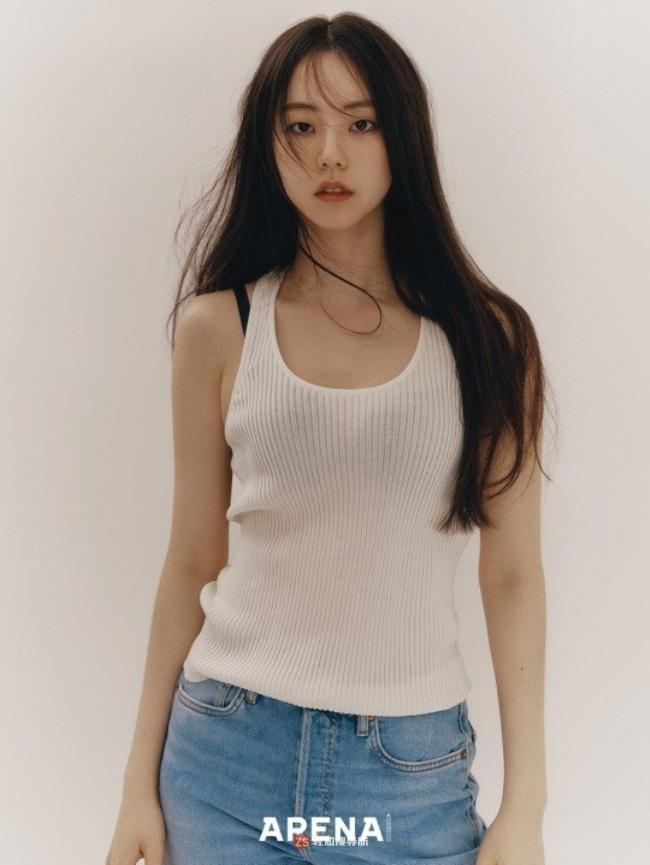 安昭熙最新杂志写真近日在网上曝光，初夏时尚清凉打扮吸引广大粉丝目光