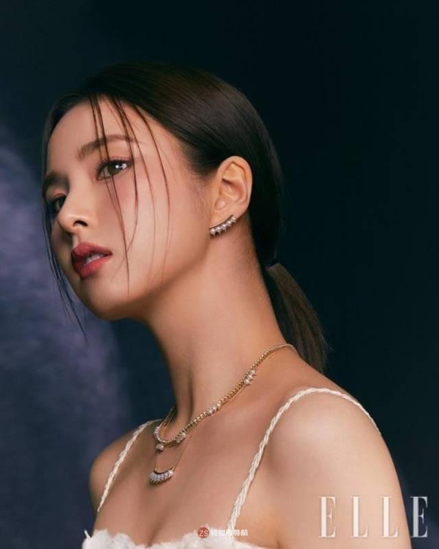 申世景为某杂志最新一期拍摄写真照，搭配各种珠宝饰品展现优雅迷人魅力