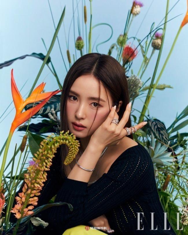 申世景为某杂志最新一期拍摄写真照，搭配各种珠宝饰品展现优雅迷人魅力