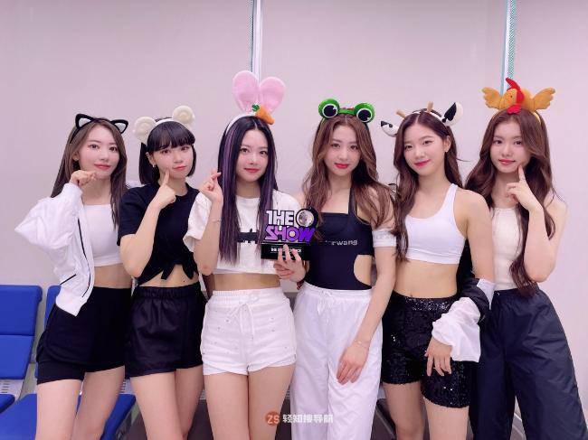 LE SSERAFIM女团首次以五人制登上《人气歌谣》进行〈FEARLESS〉打歌