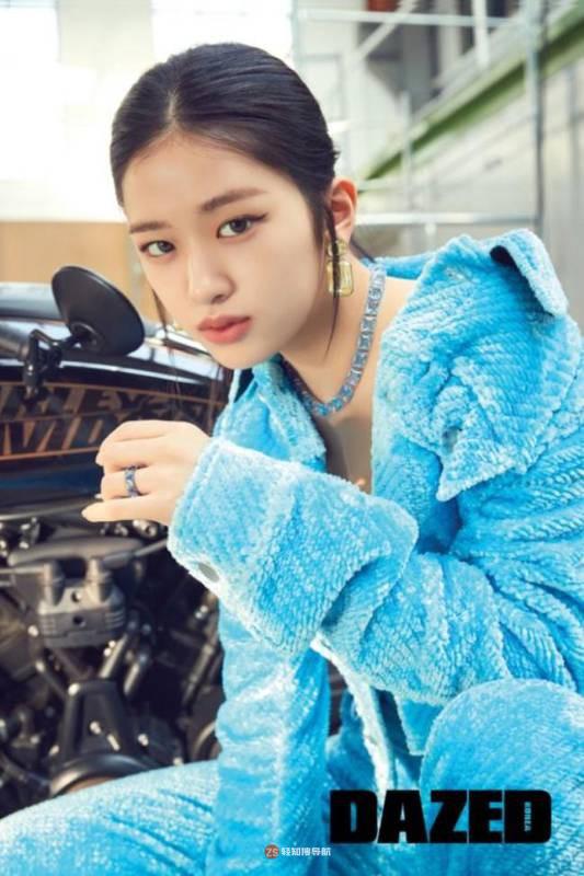 IVE安宥真、李贤瑞为某杂志最新一期拍摄写真，展现两人另一面时尚魅力