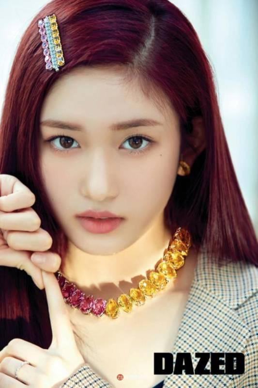 IVE安宥真、李贤瑞为某杂志最新一期拍摄写真，展现两人另一面时尚魅力