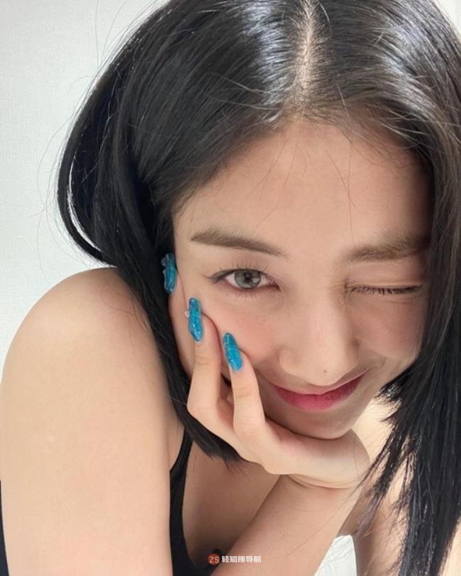 TWICE成员朴志效近日在SNS发布近照，大秀其出众美貌吸引粉丝们的目光