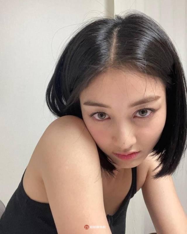 TWICE成员朴志效近日在SNS发布近照，大秀其出众美貌吸引粉丝们的目光