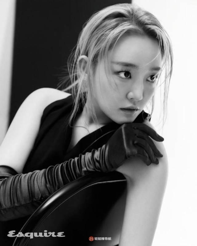 Younha近日应邀为某杂志最新一期拍摄写真照，酷劲十足装扮彰显时尚感