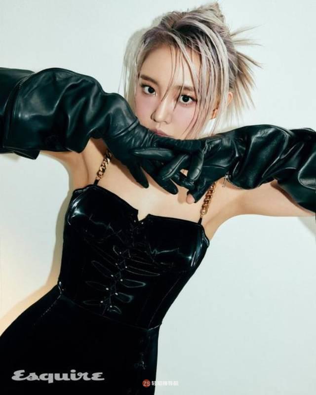 Younha近日应邀为某杂志最新一期拍摄写真照，酷劲十足装扮彰显时尚感