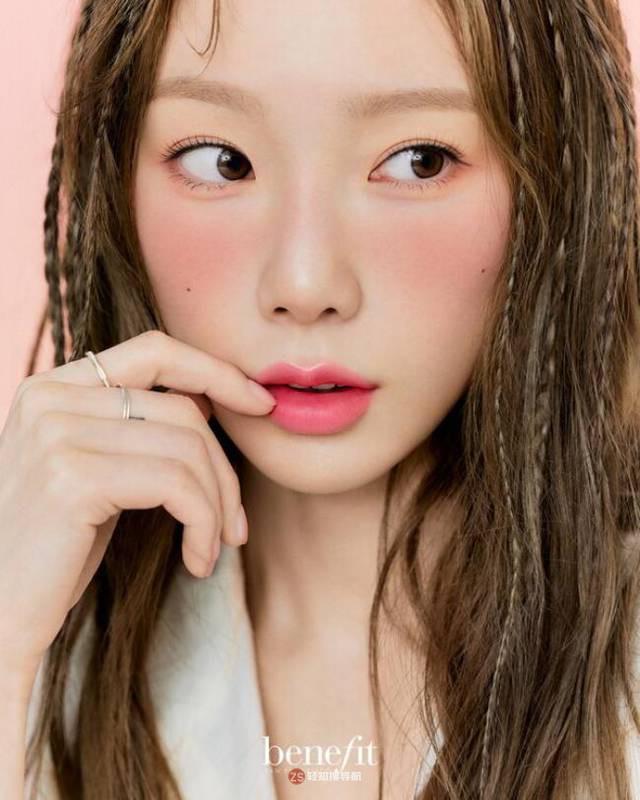 泰妍为代言美妆品牌拍摄最新宣传照，恰到好处精致妆容衬托代言品牌美感