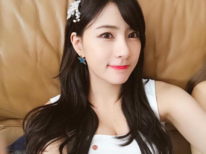 Oh Ha Young吴夏荣哪年跟随所属女团出道？她拥有怎样邻家女孩形象？