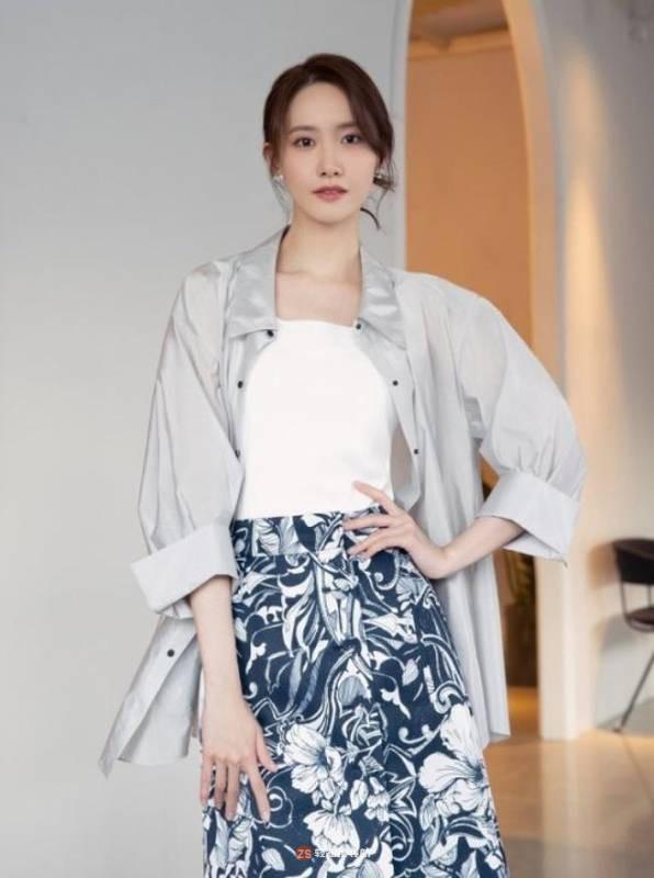 林允儿近日为代言女装品牌拍摄最新宣传照，依旧体现女神般清新脱俗气场