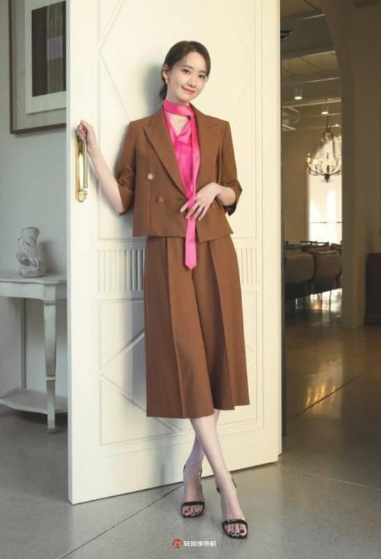 林允儿近日为代言女装品牌拍摄最新宣传照，依旧体现女神般清新脱俗气场