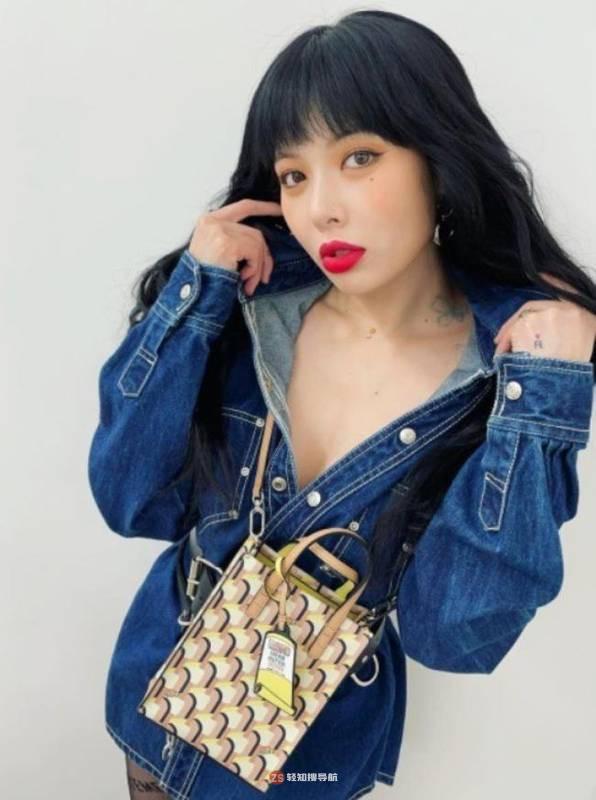 金泫雅近日在SNS发布一组近照，彰显性感诱惑魅力，吸引广大粉丝们目光