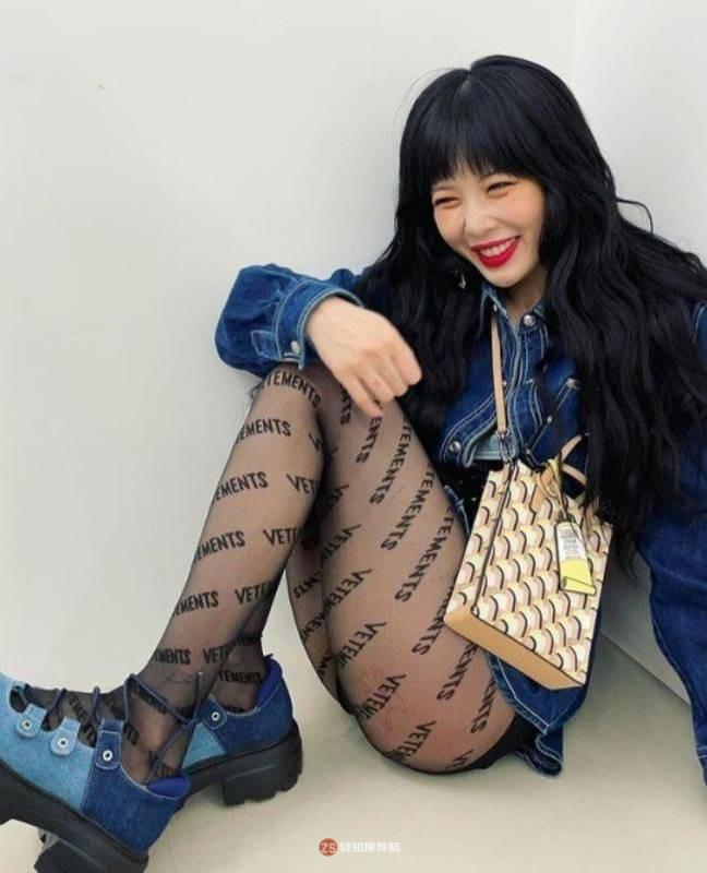 金泫雅近日在SNS发布一组近照，彰显性感诱惑魅力，吸引广大粉丝们目光