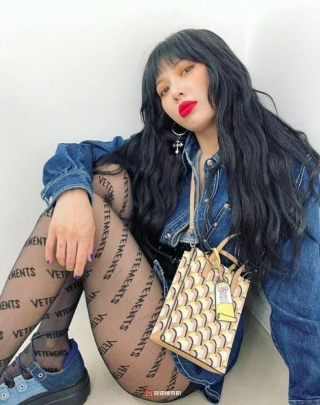 金泫雅近日在SNS发布一组近照，彰显性感诱惑魅力，吸引广大粉丝们目光