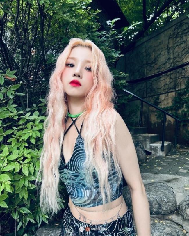 (G)I-DLE成员宋雨琦近日SNS留言：发布一组参加2022 WATERBOMB照片