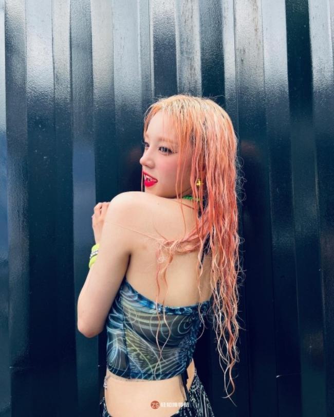 (G)I-DLE成员宋雨琦近日SNS留言：发布一组参加2022 WATERBOMB照片