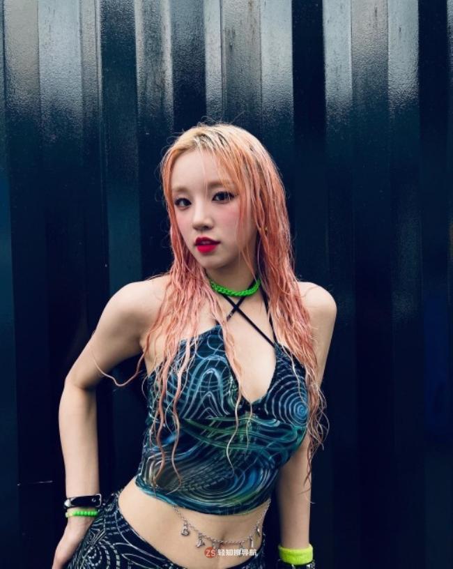 (G)I-DLE成员宋雨琦近日SNS留言：发布一组参加2022 WATERBOMB照片