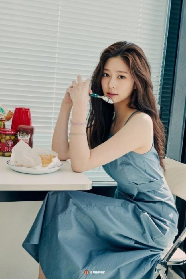 金珉周近日为某杂志最新一期拍摄写真，展示其出众美貌而吸引粉丝们目光