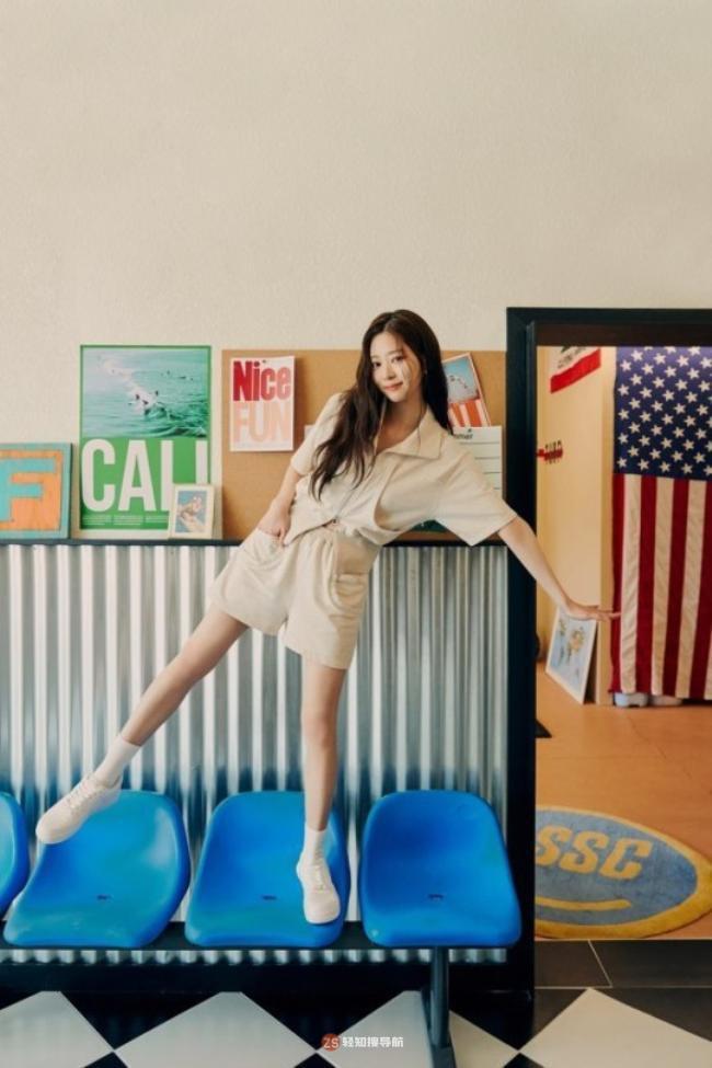 金珉周近日为某杂志最新一期拍摄写真，展示其出众美貌而吸引粉丝们目光