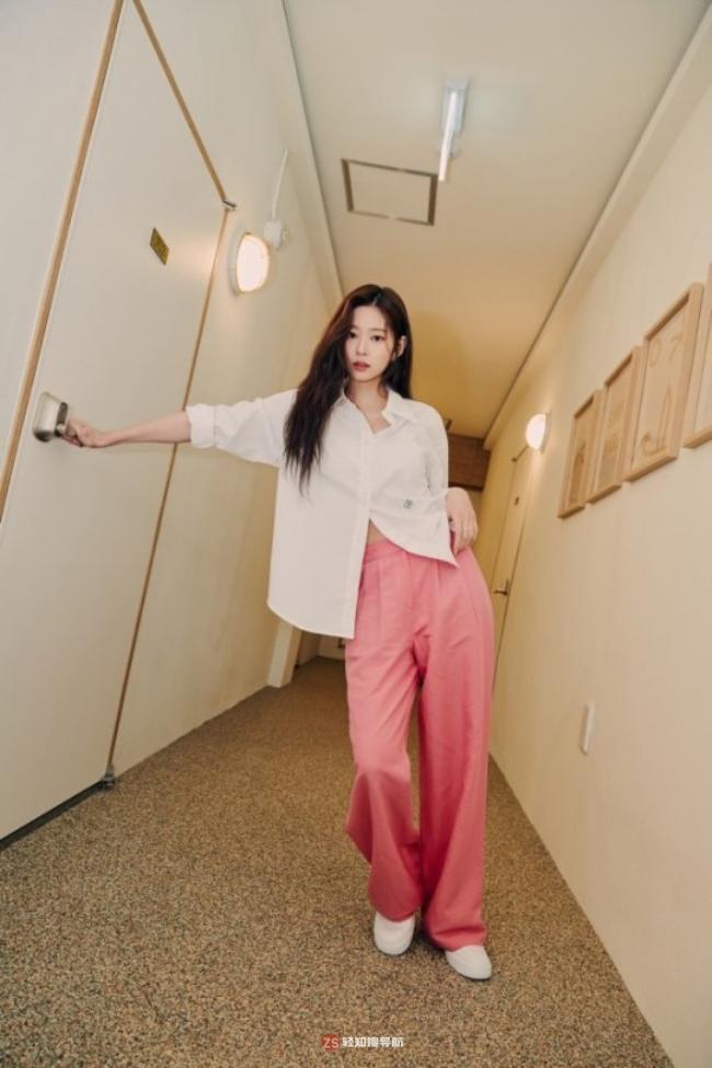 金珉周近日为某杂志最新一期拍摄写真，展示其出众美貌而吸引粉丝们目光