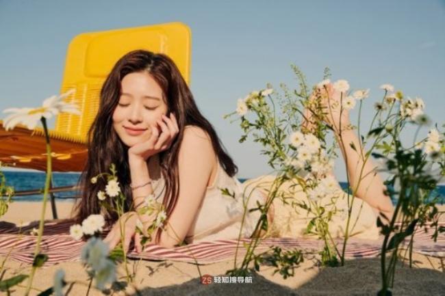 金珉周近日为某杂志最新一期拍摄写真，展示其出众美貌而吸引粉丝们目光