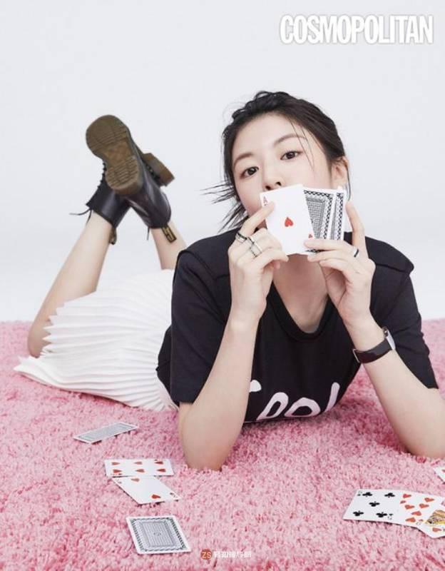 高允贞最新杂志写真近日在网上曝光，摆出形态各异pose吸引广大粉丝目光