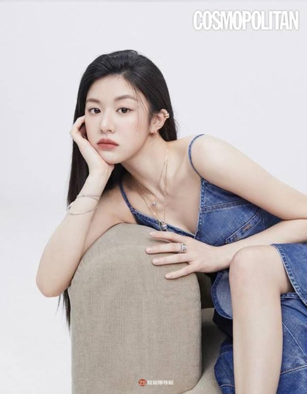 高允贞最新杂志写真近日在网上曝光，摆出形态各异pose吸引广大粉丝目光