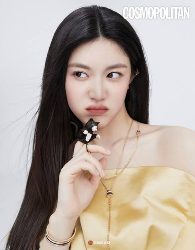 高允贞最新杂志写真近日在网上曝光，摆出形态各异pose吸引广大粉丝目光