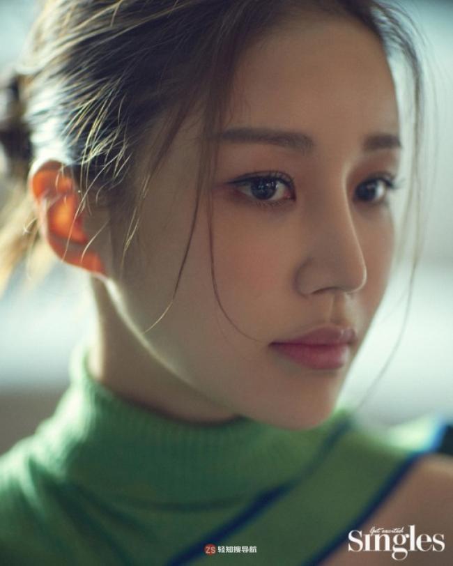 尹真伊受邀为某杂志最新一期拍摄写真，与众不同美感＋独特气质相得益彰